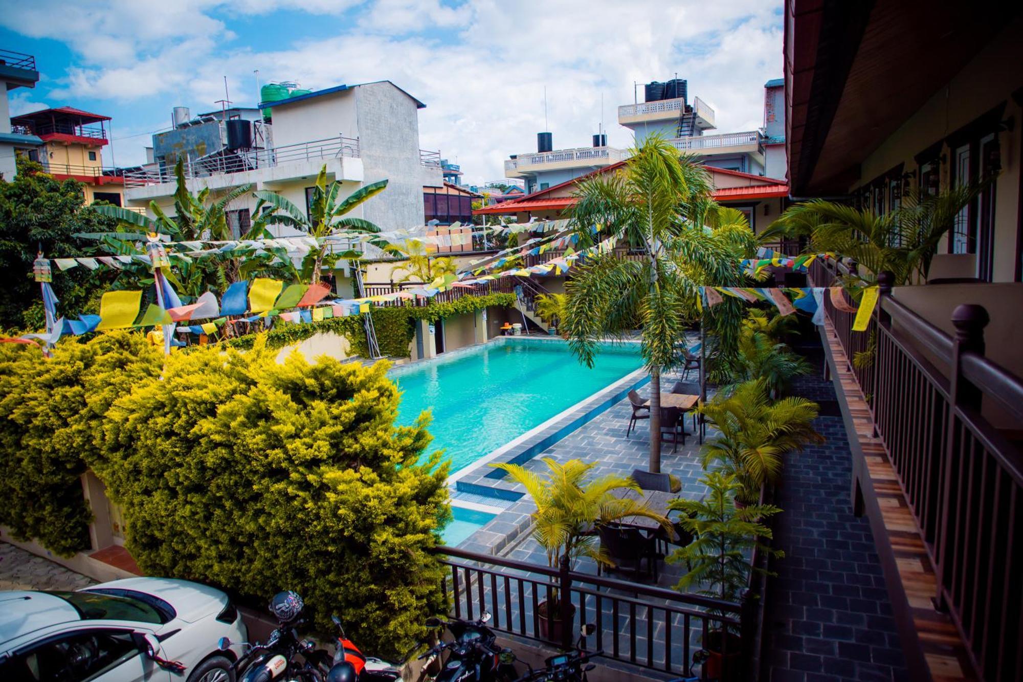 Busy Bee Resort, Pokhara Exterior foto